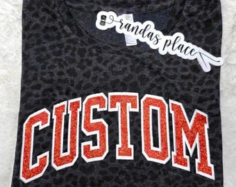 Camiseta personalizada con estampado de leopardo brillante/Camiseta de cualquier equipo/Camiseta personalizada con espíritu escolar/Camiseta con estampado de leopardo bordado brillante/Camiseta para el día del partido/Ropa escolar personalizada