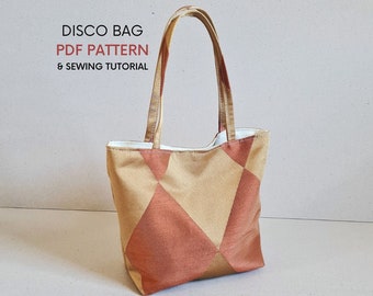Op de afbeelding: Een bruine en oranje tote bag met een geometrisch patroon. De tas heeft twee handvatten en heeft de tekst "DISCO BAG PDF PATTERN & SEWING TUTORIAL" op de voorkant.