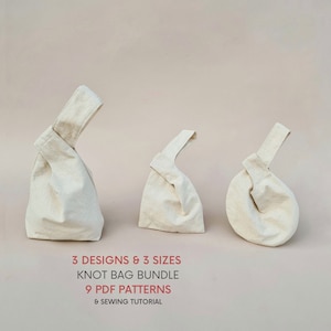 Peut inclure: Trois sacs à nœuds beiges de différentes tailles. Les sacs sont faits d'un tissu naturel et ont un design simple. Le texte sous les sacs indique "3 DESIGNS & 3 SIZES KNOT BAG BUNDLE 9 PDF PATTERNS & SEWING TUTORIAL".
