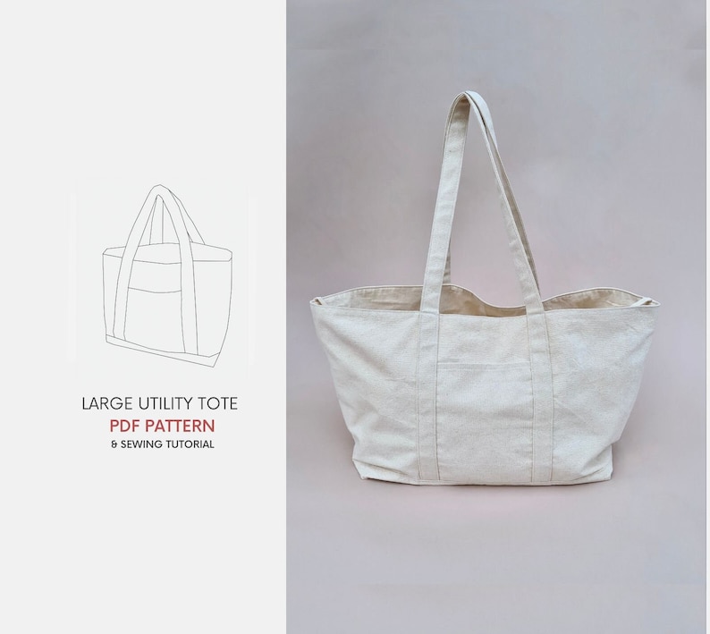 Puede incluir: Una bolsa de lona beige grande con dos asas anchas. La bolsa tiene un bolsillo grande en la parte delantera y se muestra sobre un fondo beige claro. El texto "LARGE UTILITY TOTE PDF PATTERN 6 SEWING TUTORIAL" est&aacute; impreso debajo de la bolsa.