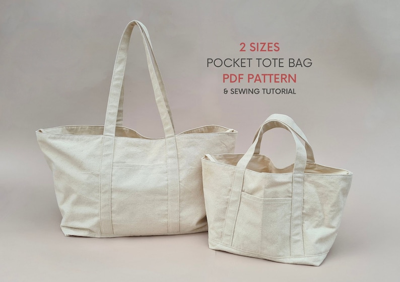 Peut inclure: Deux sacs cabas en toile beige avec des poches. Le plus grand sac est &agrave; gauche et le plus petit sac est &agrave; droite. Le texte sur l'image indique "2 SIZES POCKET TOTE BAG PDF PATTERN & SEWING TUTORIAL".