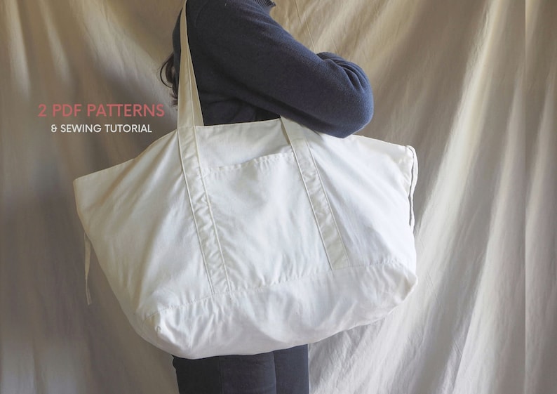 Peut inclure: Un sac cabas blanc avec une grande poche sur le devant. Le sac a deux longues anses et une fermeture &agrave; cordon. Le texte "2 PDF PATTERNS & SEWING TUTORIAL" est imprim&eacute; sur le sac.