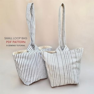 Può includere: Due piccole borse a passante con strisce verticali in bianco e nero, e grigio e bianco. Le borse hanno manici ad anello e sono realizzate in tessuto. Il testo sull'immagine recita: Small Loop Bag, PDF Pattern & Sewing Tutorial.