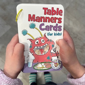 Tarjetas de modales en la mesa para niños