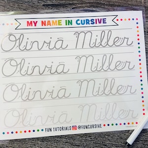 Può includere: Una lavagna bianca cancellabile a secco con un bordo di punti colorati. Il testo "MY NAME IN CURSIVE" è in cima alla lavagna. Il nome "Olivia Miller" è scritto in corsivo quattro volte sulla lavagna. Un pennarello cancellabile a secco bianco è appoggiato accanto alla lavagna.