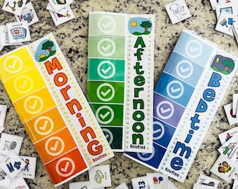 Puede incluir: Cinco tarjetas laminadas de colores con casillas de verificación y las palabras "Rutina de la mañana", "Rutina de la tarde", "Rutina de la hora de acostarse" impresas en ellas. Cada tarjeta tiene un esquema de color diferente y una pequeña ilustración en la parte superior.