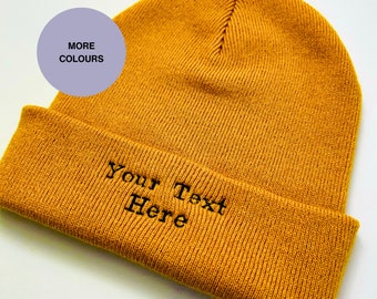 Fügen Sie Ihren eigenen Text zu einer Beanie-Mütze hinzu Kundenspezifische Textbeanie-Hüte. Personalisierte Beanie Hüte. Text zum Hut hinzufügen. Benutzerdefinierte Hüte. beanie personalisiert