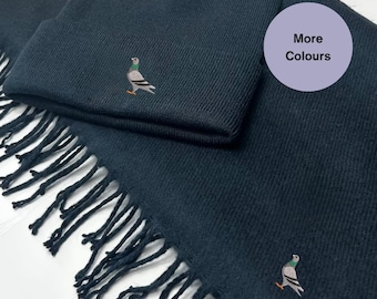 Conjunto de bufanda y gorro de invierno con paloma bordada. Ideas de regalo bordadas para amantes de las aves. Accesorios cálidos para el invierno.
