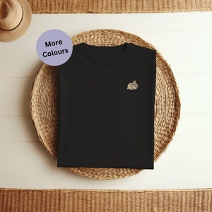 Kaninchen gesticktes T-Shirt unisex bestickte Kleidung. Häschen Geschenkideen. Kaninchen Kleidung Unisex Bio-Baumwolle T-Shirt