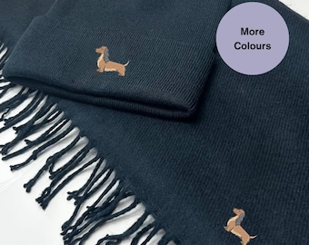 Conjunto de bufanda y gorro de invierno bordados con un teckel miniatura de pelo largo. Ideas de regalo para paseadores de perros. Ideas de regalo bordadas.