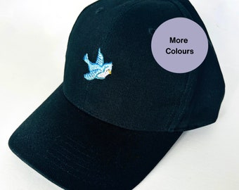 Chapeau brodé Blue Bird idéal pour les amoureux des oiseaux unisexe et taille unique avec une sangle réglable et 6 options de couleur. Casquette ornithologues