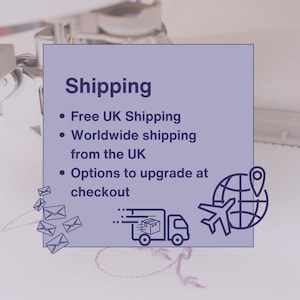 Puede incluir: Un cuadrado morado claro con la palabra "Shipping" en texto blanco. Debajo hay vi&ntilde;etas: "Free UK Shipping", "Worldwide shipping from the UK" y "Options to upgrade at checkout". La imagen tambi&eacute;n incluye iconos de un cami&oacute;n, un globo terr&aacute;queo, un avi&oacute;n y sobres.