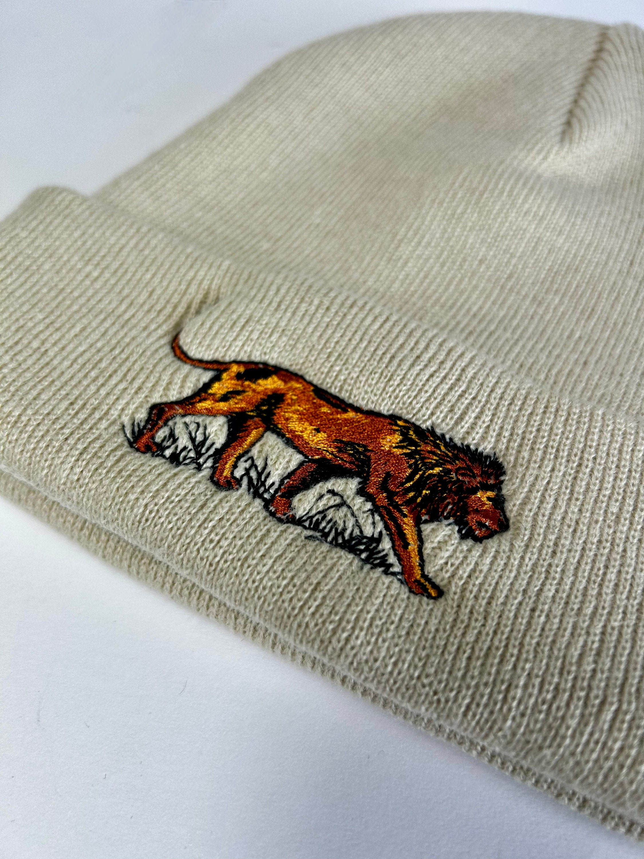 Gorras de león bordadas
