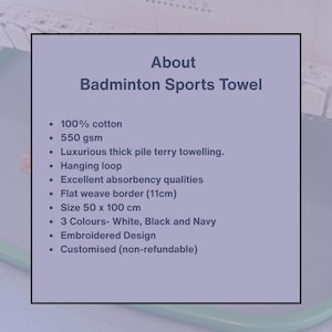 Puede incluir: Descripci&oacute;n de una toalla deportiva de b&aacute;dminton. La toalla es 100% algod&oacute;n y mide 50 x 100 cm. Tiene un borde de tejido plano de 11 cm y est&aacute; disponible en blanco, negro y azul marino. Dise&ntilde;o bordado.