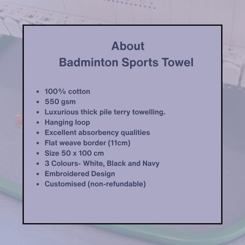 Puede incluir: Descripci&oacute;n de una toalla deportiva de b&aacute;dminton. La toalla es 100% algod&oacute;n y mide 50 x 100 cm. Tiene un borde de tejido plano de 11 cm y est&aacute; disponible en blanco, negro y azul marino. Dise&ntilde;o bordado.