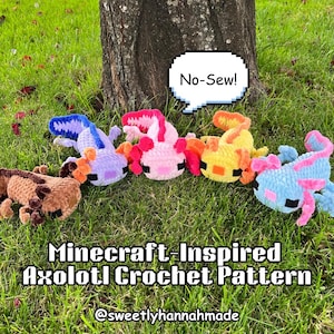 Op de afbeelding: Een verzameling kleurrijke, op Minecraft ge&iuml;nspireerde axolotl-gehaakte knuffels in verschillende kleuren, waaronder bruin, blauw, roze, geel en paars, weergegeven op groen gras. De afbeelding bevat de tekst "No-Sew!" en "Minecraft-Inspired Axolotl Crochet Pattern".