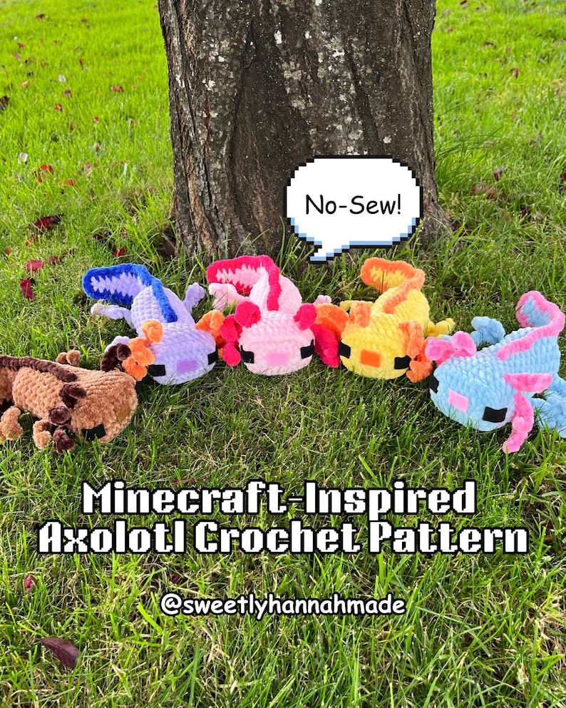 Op de afbeelding: Een verzameling kleurrijke, op Minecraft ge&iuml;nspireerde axolotl-gehaakte knuffels in verschillende kleuren, waaronder bruin, blauw, roze, geel en paars, weergegeven op groen gras. De afbeelding bevat de tekst "No-Sew!" en "Minecraft-Inspired Axolotl Crochet Pattern".