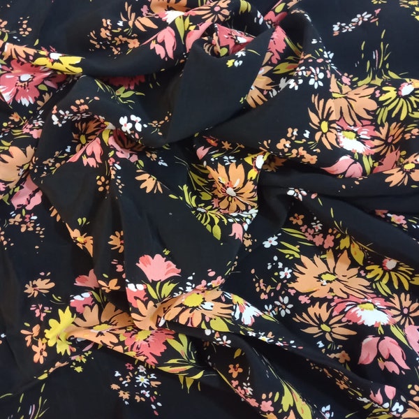 Tissu crêpe en polyester doux imprimé floral différentes couleurs sur fond noir