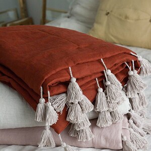 Linen quilt with tassels