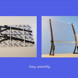 Op de afbeelding: Een heldere acryl displaystandaard met zwarte steunen en een zilveren staaf, gemonteerd en ongemonteerd, wordt getoond. De tekst "Easy assembly" is te zien. Eenvoudige montage.