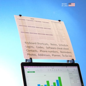 Pode incluir: Um papel branco com um calendário de 2024 e uma lista de notas úteis está anexado a um laptop. O texto inclui "Atalhos de teclado, Notas, Agenda, Logins, Códigos, Folha de dicas de software, Contatos, Números de telefone, Lembretes, Fotos, Endereços, Planejador, Lista de tarefas". A bandeira americana e "MADE IN USA" estão no canto superior direito.