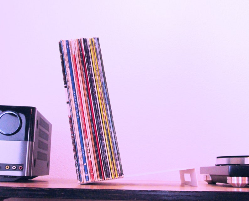 Leaning Vinyl Record Flip Rack, Sleek Minimalist Album Stand in White Finish, Modern LP Storage Holder, 33 RPM Display Shelf, Made in USA bild 5
