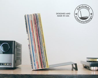 Suporte para discos de vinil para 50 discos | Suporte flip minimalista para LPs | Prateleira inclinada moderna do designer original | Cor preta e branca