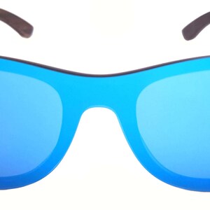 Puede incluir: Gafas de sol azules con espejo y montura de madera negra.