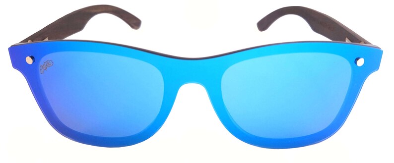 Puede incluir: Gafas de sol azules con espejo y montura de madera negra.
