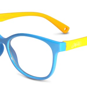 Op de afbeelding: Blauwe en gele plastic gemonteerde bril met heldere glazen.