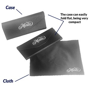 Puede incluir: Una funda rectangular negra con la palabra "Martzi" impresa en blanco. La funda se pliega plana y viene con un pa&ntilde;o de microfibra negro con el mismo logotipo.