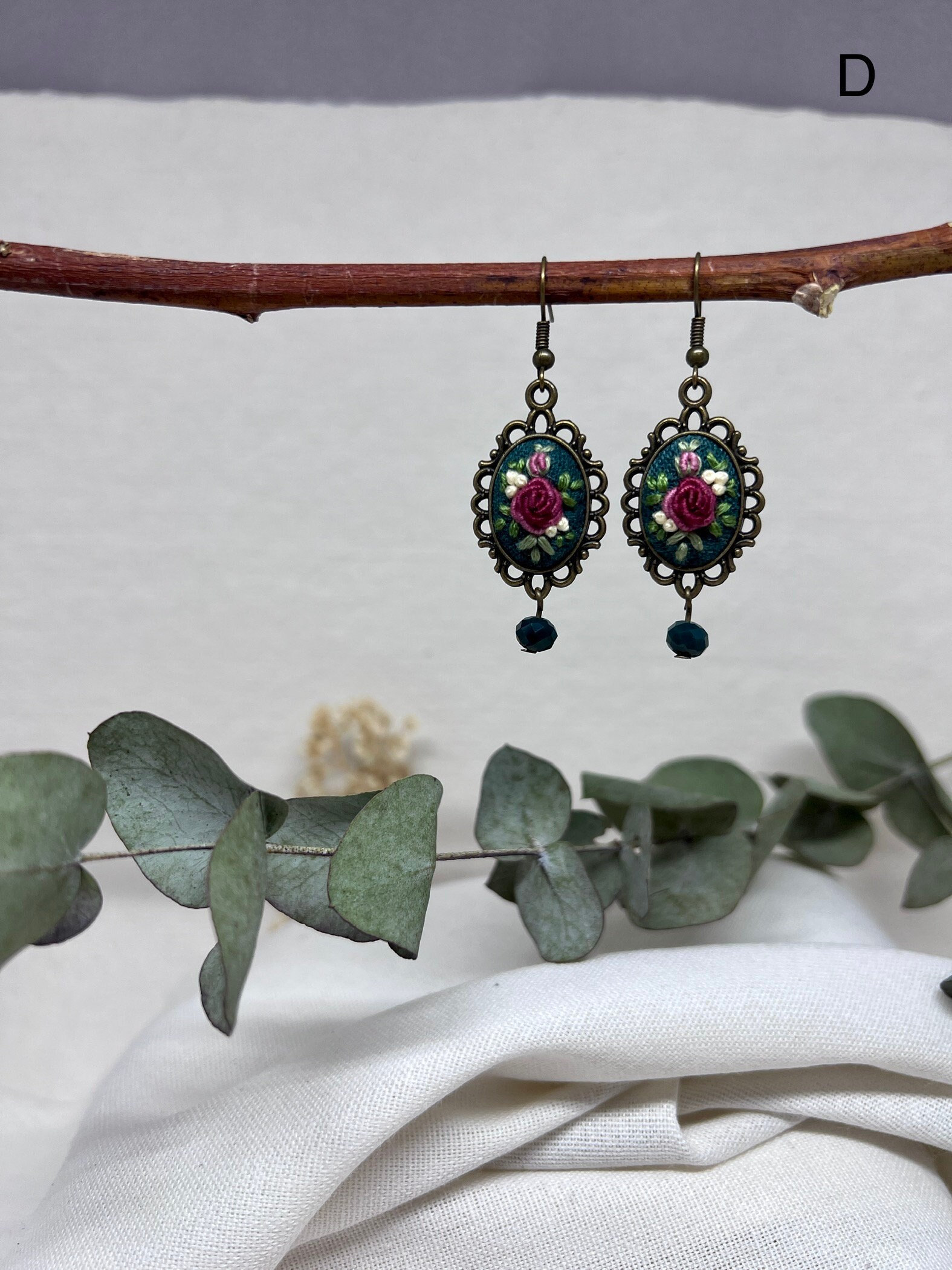Hand bestickter Ohrring mit floralen Elementen, ein großartiges Geschenk für Sie