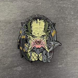 Insigne Jungle Hunter, Yautja en émail doux