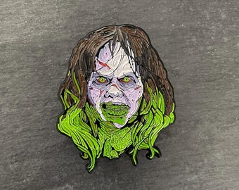 Insignia de esmalte suave de Regan "Excelente día para un exorcismo"