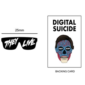 以下が含まれることがあります： レンズに「They Live」の文字が印刷されたサングラスを特徴とする白黒のピン。ピンは直径25mmで、裏には「Digital Suicide」の文字と、「Obey Sleep」の文字が目に印刷された青と赤のエイリアンの顔のグラフィックが描かれたカードが付いています。