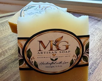 Die Kraft dreier hautaufhellender Inhaltsstoffe in einem Seifenstück: Kojisäuredipalmitat, L-Glutathion und Papaya-Extrakt.