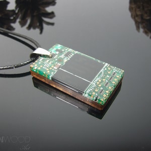 Collier circuit imprimé, Résine de bois, Bijoux de carte mère recyclés, Collier geek chic, Technologie portable, Cadeau pour ordinateur, Programmeur informatique