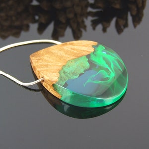 Northern lights necklace,Wood Resin Pendant,Aurora borealis jewelry,Resin Wood Pendant,Wood Resin Jewelry,Unique gift,Handmade wood pendant