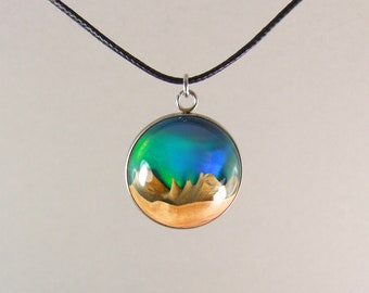 Noorderlicht ketting, Lab Opaal, Hout Hars Hanger, Aurora borealis sieraden, Hout Hars Sieraden, Uniek cadeau, Handgemaakte houten hanger