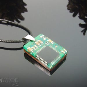 Collier circuit imprimé, Résine de bois, Bijoux de carte mère recyclés, Collier geek chic, Technologie portable, Cadeau pour ordinateur, Programmeur informatique
