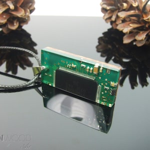 Collier circuit imprimé, Résine de bois, Bijoux de carte mère recyclés, Collier geek chic, Technologie portable, Cadeau pour ordinateur, Programmeur informatique