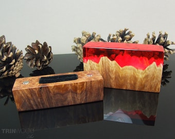 Op de afbeelding: Twee houten dozen met een rood harsdeksel. De dozen zijn gemaakt van hout met een natuurlijke houtnerf. Het harsdeksel is doorschijnend en heeft een rode kleur. De dozen staan op een zwart oppervlak.