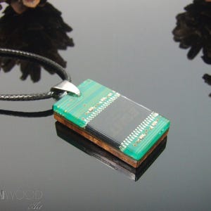 Collier avec circuit imprimé, Cadeau pour ordinateur, Résine de bois, Bijoux de carte mère recyclés, Collier geek chic, Technologie portable