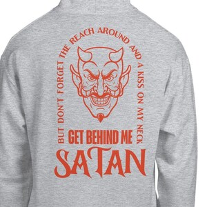 Peut inclure: Un sweat-shirt gris avec un motif rouge représentant un visage de diable avec le texte "BUT DON'T FORGET THE REACH AROUND AND A KISS ON MY NECK GET BEHIND ME SATAN".