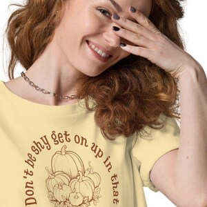 Var inte blyg, gå upp i den där pumpaåkern, retro rolig enfärgad ekologisk bomulls-t-shirt present