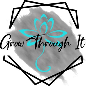 Op de afbeelding: Een geometrisch zwart-wit frame met een grijze aquarel achtergrond. Een gestileerde turquoise blauwe bloem bevindt zich in het midden van het frame. De tekst "Grow Through It" is geschreven in zwarte cursieve letters.