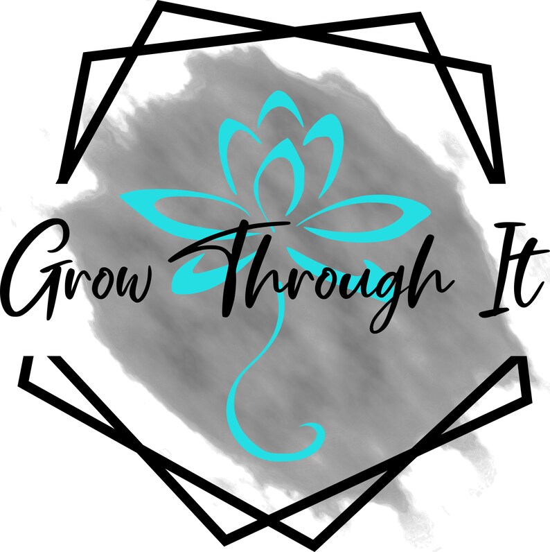 Op de afbeelding: Een geometrisch zwart-wit frame met een grijze aquarel achtergrond. Een gestileerde turquoise blauwe bloem bevindt zich in het midden van het frame. De tekst "Grow Through It" is geschreven in zwarte cursieve letters.