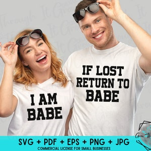 Könnte beinhalten: Ein weißes T-Shirt mit schwarzem Text, der "I AM BABE" lautet. Ein weißes T-Shirt mit schwarzem Text, der "IF LOST RETURN TO BABE" lautet.