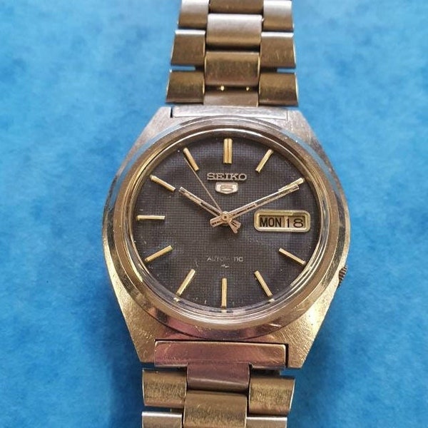 Original Seiko 5 7009-8750 Automatik Uhr. Seltenes blaues Zifferblatt, hergestellt im September 1984 oder 94, auf Originalband, voll funktionsfähig, hält großartig.