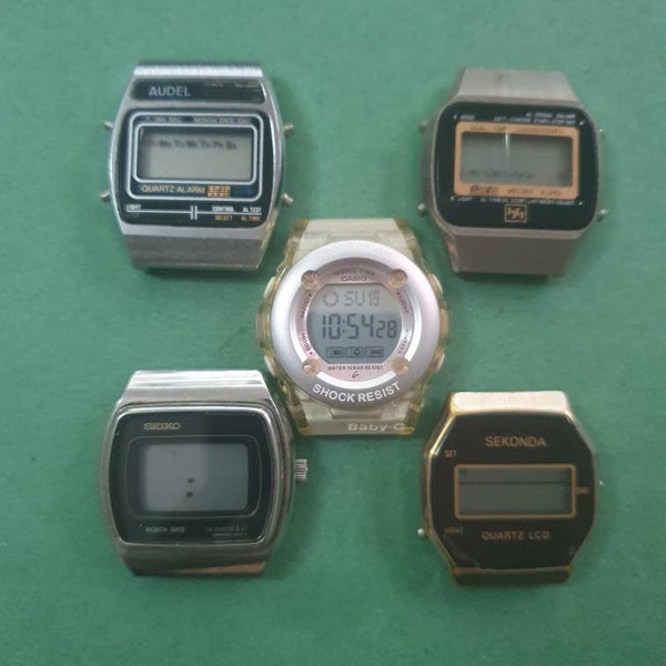 Cinq belles têtes de montre LCD, beaucoup de travail pour les pièces de rechange ou les réparations (ne fonctionne pas). Tous complets sauf Seiko. Seiko, Sekonda, Audel, HH, Casio